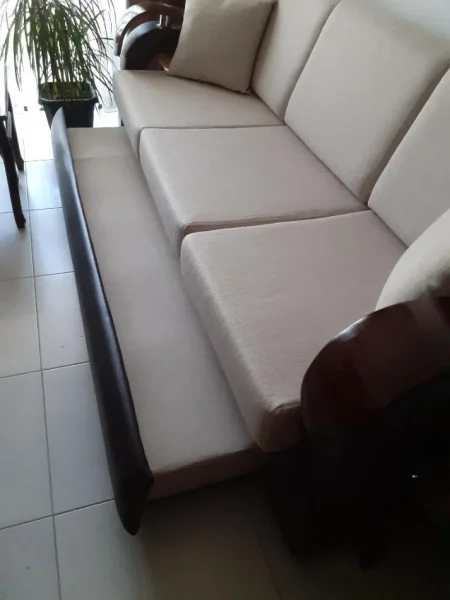 Shitet komplet kolltuqesh me krevat te brendshem 45,000 leke (460 Euro).