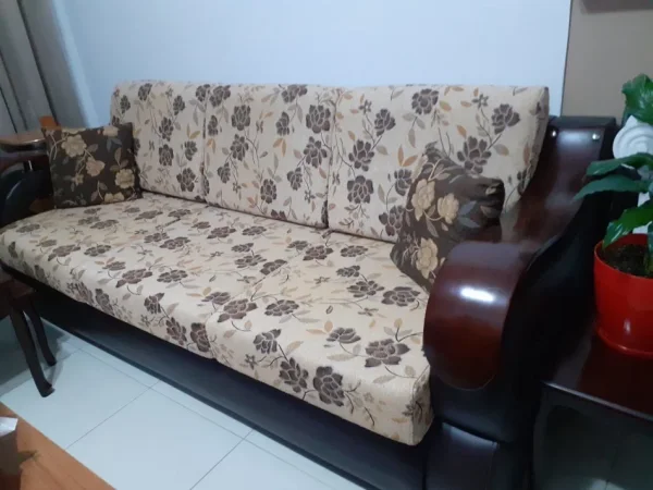 Shitet komplet kolltuqesh me krevat te brendshem 45,000 leke (460 Euro).