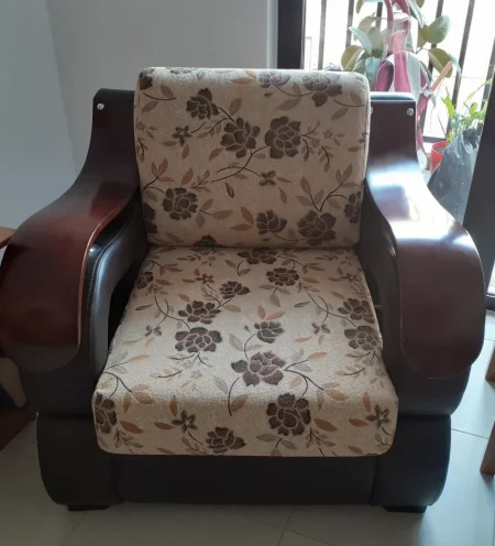 Shitet komplet kolltuqesh me krevat te brendshem 45,000 leke (460 Euro).