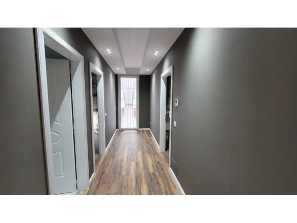 Tirane, jap me qera apartament 2+1+2+ POST PARKIMI+VERANDE , 170 m² 1.000 € (KOPSHTI BOTANIK)