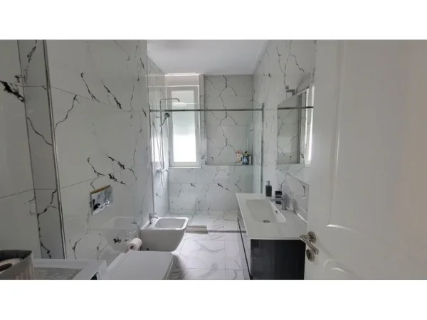 Tirane, jap me qera apartament 2+1+2+ POST PARKIMI+VERANDE , 170 m² 1.000 € (KOPSHTI BOTANIK)