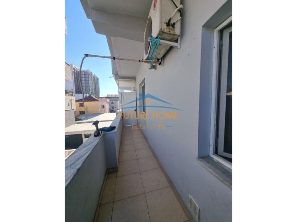 Tirane, jepet me qera apartament 1+1+Ballkon Kati 2, 60 m² 400 € (Rruga 5 Maji)