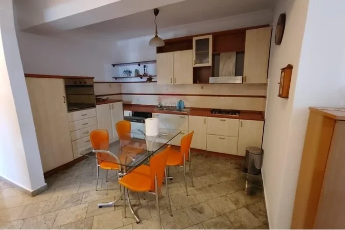Tirane, jepet me qera apartament 2+1+Ballkon Kati 6, 105 m² 650 € (Rruga e Kavajes)