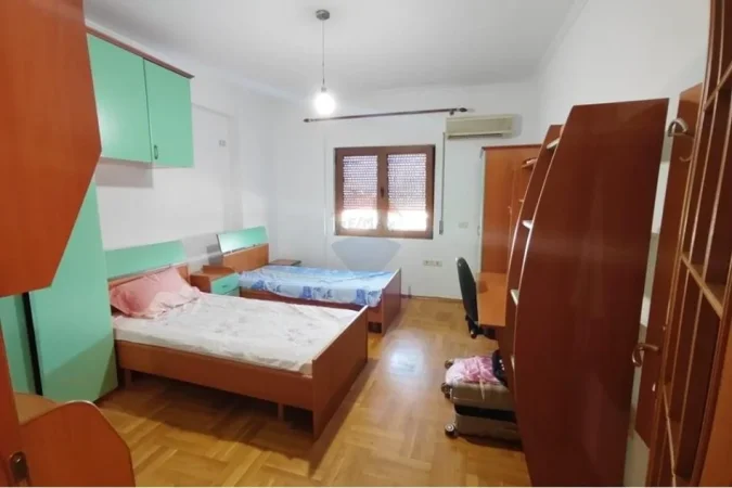 Tirane, jepet me qera apartament 2+1+Ballkon Kati 6, 105 m² 650 € (Rruga e Kavajes)
