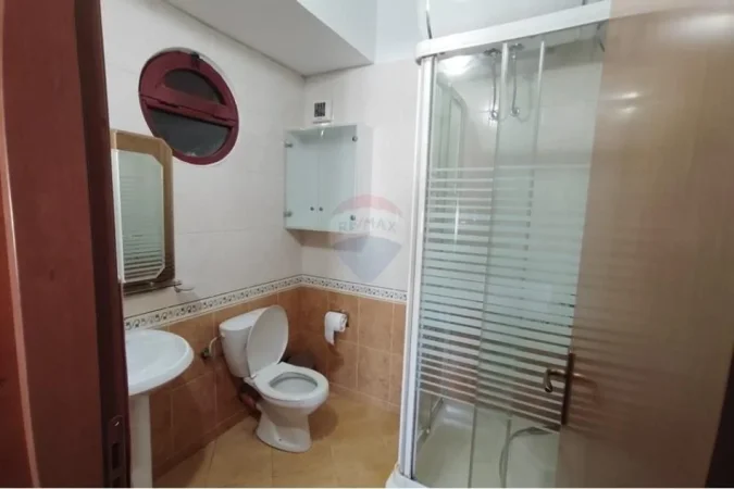 Tirane, jepet me qera apartament 2+1+Ballkon Kati 6, 105 m² 650 € (Rruga e Kavajes)