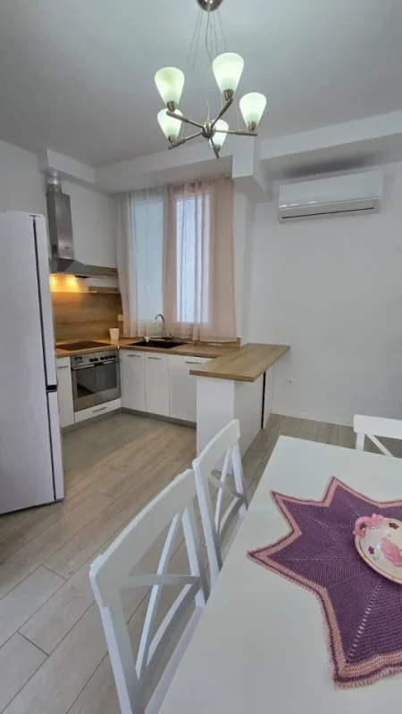 Tirane, jepet me qera apartament 2+1 Kati 4, 76 m² 550 € (Unaza e Re)