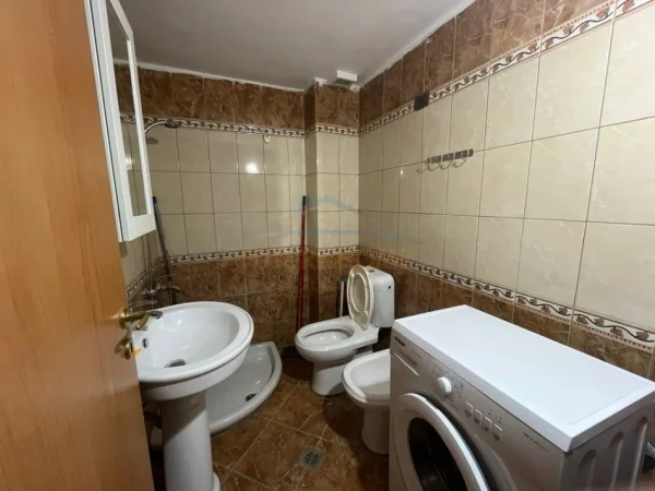 Vlore, jepet me qera apartament 2+1+2 Kati 4, 90 m² 400 € (Te market Xhihanka, Lungomare) RV50970