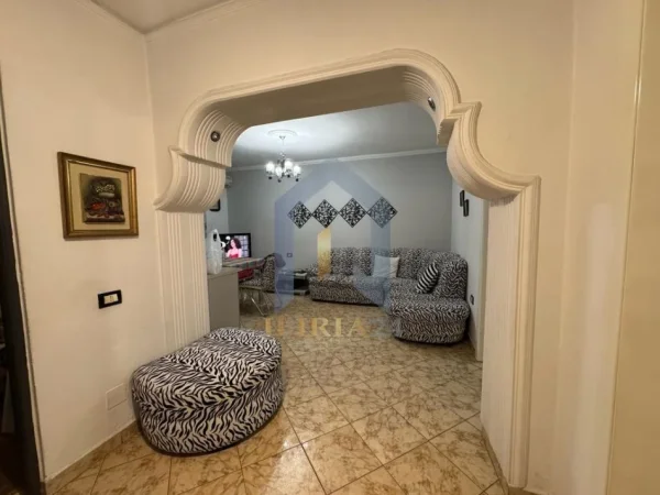 Tirane, shes 2+1+Ballkon Kati 1, 80 m² 120.000 € (Rruga ''Lord Bajron'')