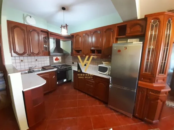 Tirane, jepet me qera apartament 2+1+Ballkon Kati 5, 87 m² 650 € (RRUGA E KAVAJES)