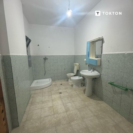 Tirane, jepet me qera apartament 1+1 Kati 1, 100 m² 300 € (Allias, Tiranë, TT 1938)