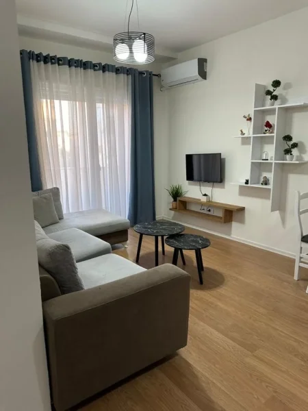Tirane, jepet me qera apartament 1+1+Ballkon Kati 4, 70 m² 500 € (Materniteti i Ri)