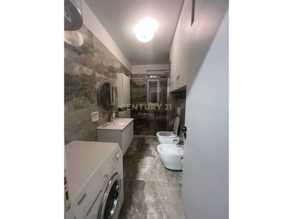 Tirane, jepet me qera apartament 1+1 Kati 3, 71 m² 450 € (Rruga Hasan Vogli everest111309)