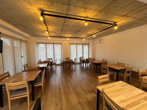 Tirane, jepet me qera bar-resorant Kati 0, 107 m² 1.500 € (xhamlliku)