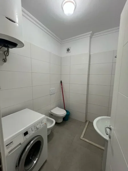 Tirane, jepet me qera ambjent biznesi Kati 0, 83 m² 1.000 € (xhamlliku)