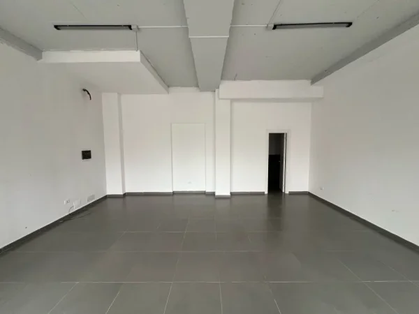 Tirane, jepet me qera ambjent biznesi Kati 0, 65 m² 600 € (xhamlliku)