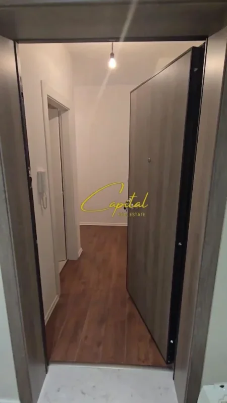 Tirane, jepet me qera zyre Kati 3, 100 m² 900 € (PAZARI I RI)