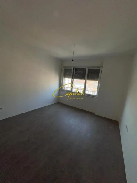 Tirane, jepet me qera zyre Kati 3, 100 m² 900 € (PAZARI I RI)