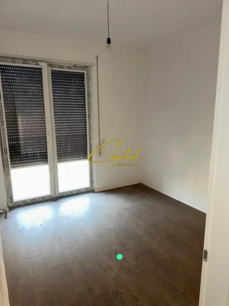 Tirane, jepet me qera zyre Kati 3, 100 m² 900 € (PAZARI I RI)