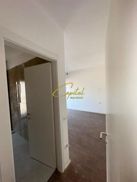 Tirane, jepet me qera zyre Kati 3, 100 m² 900 € (PAZARI I RI)