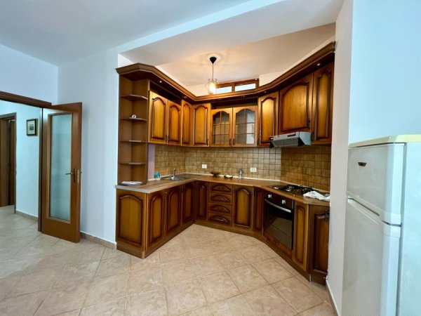 Tirane, jepet me qera apartament 2+1+Ballkon Kati 6, 92 m² 600 € (Shkolla e Baletit)