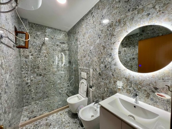Tirane, jepet me qera apartament 2+1+Ballkon Kati 6, 92 m² 600 € (Shkolla e Baletit)