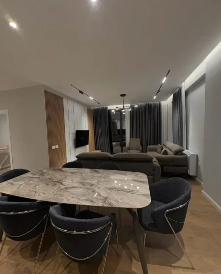 Tirane, jepet me qera apartament 3+1+Ballkon Kati 8, 130 m² 1.600 € (Komuna e Parisit)