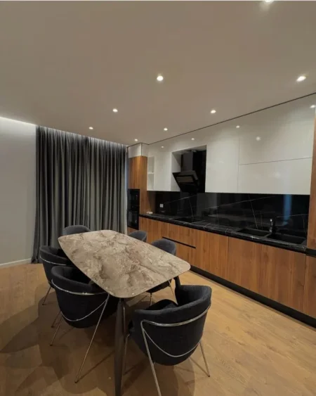 Tirane, jepet me qera apartament 3+1+Ballkon Kati 8, 130 m² 1.600 € (Komuna e Parisit)