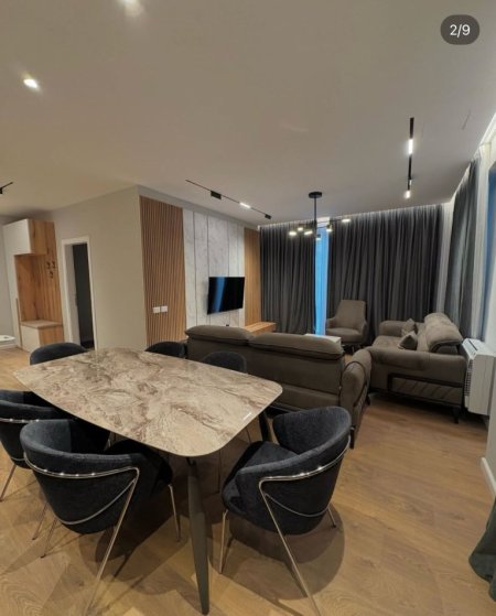 Tirane, jepet me qera apartament 3+1+Ballkon Kati 8, 130 m² 1.600 € (Komuna e Parisit)