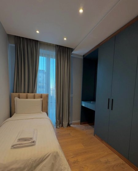 Tirane, jepet me qera apartament 3+1+Ballkon Kati 8, 130 m² 1.600 € (Komuna e Parisit)