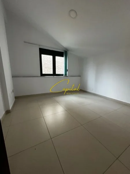Tirane, jepet me qera zyre Kati 3, 230 m² 1.500 € (BRRYLI)