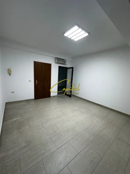 Tirane, jepet me qera zyre Kati 3, 230 m² 1.500 € (BRRYLI)