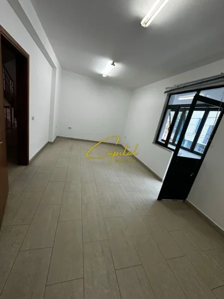 Tirane, jepet me qera zyre Kati 3, 230 m² 1.500 € (BRRYLI)