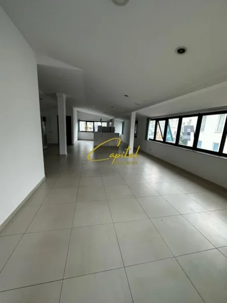 Tirane, jepet me qera zyre Kati 2, 115 m² 800 € (BRRYLI)