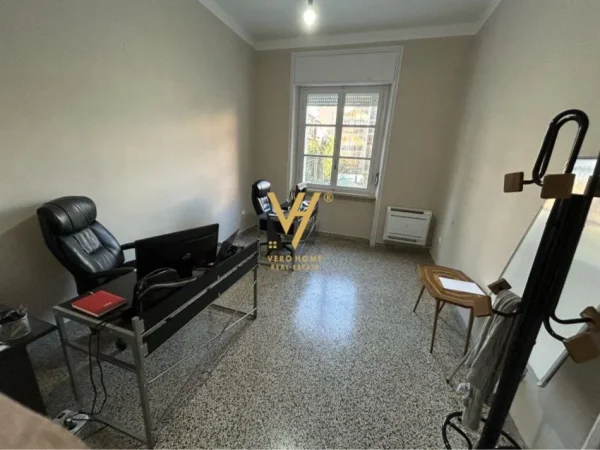 Tirane, jepet me qera zyre Kati 1, 127 m² 1.000 € (STADIUMI DINAMO)