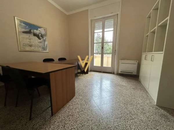 Tirane, jepet me qera zyre Kati 1, 127 m² 1.000 € (STADIUMI DINAMO)