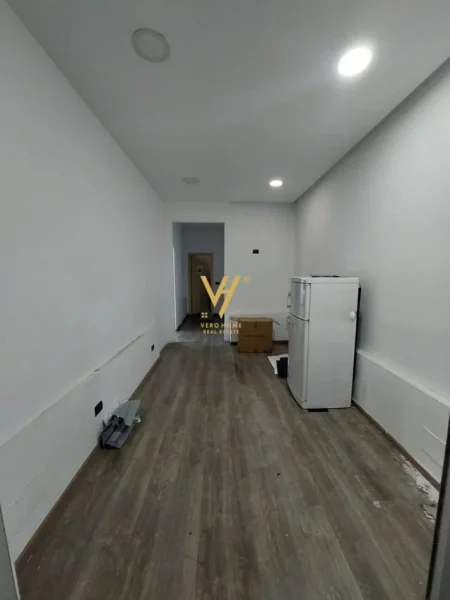 Tirane, jepet me qera dyqan Kati 0, 100 m² 1.500 € (VASIL SHANTO)