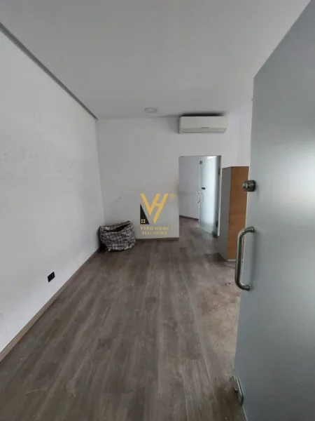Tirane, jepet me qera dyqan Kati 0, 100 m² 1.500 € (VASIL SHANTO)