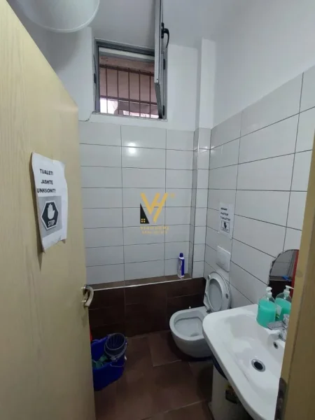 Tirane, jepet me qera dyqan Kati 0, 100 m² 1.500 € (VASIL SHANTO)