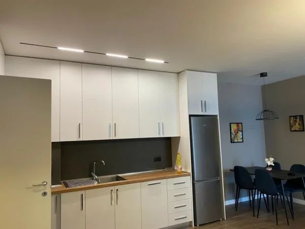 Tirane, jepet me qera apartament 1+1+Ballkon Kati 8, 61 m² 600 € (Rr. e Kavajes prane Globe)