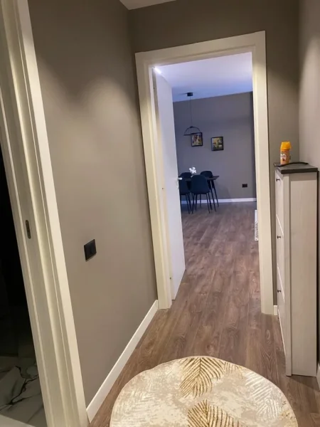 Tirane, jepet me qera apartament 1+1+Ballkon Kati 8, 61 m² 600 € (Rr. e Kavajes prane Globe)