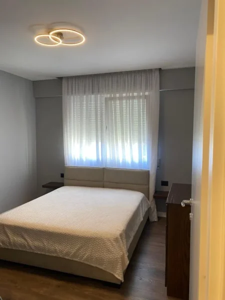 Tirane, jepet me qera apartament 1+1+Ballkon Kati 8, 61 m² 600 € (Rr. e Kavajes prane Globe)