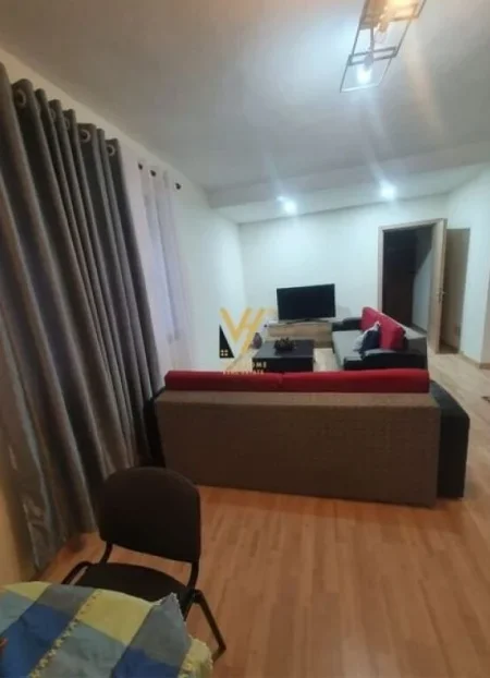 Tirane, jepet me qera apartament 1+1+Ballkon Kati 1, 65 m² 450 € (SELITE)