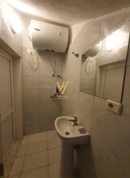 Tirane, jepet me qera apartament 1+1+Ballkon Kati 1, 65 m² 450 € (SELITE)