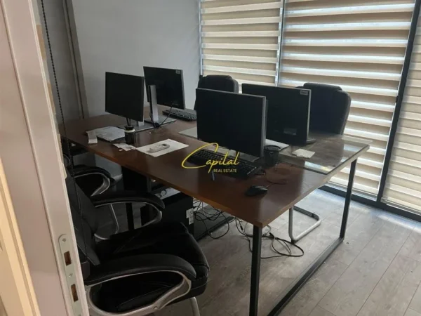 Tirane, jepet me qera zyre Kati 2, 108 m² 1.700 € (KOMPLEKSI SQUARE 21)