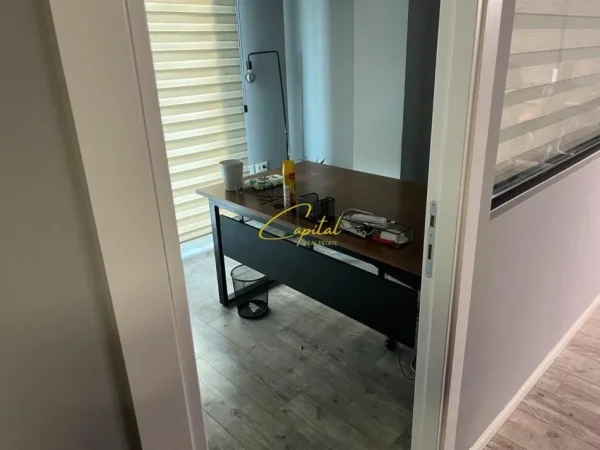 Tirane, jepet me qera zyre Kati 2, 108 m² 1.700 € (KOMPLEKSI SQUARE 21)