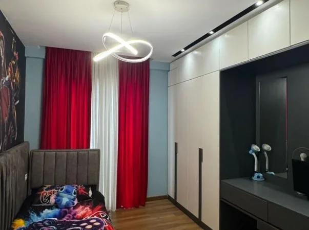 Tirane, shes apartament 2+1+Ballkon Kati 8, 96 m² 160.000 € (Rr. Xhanfize Keko te Oxhaku)