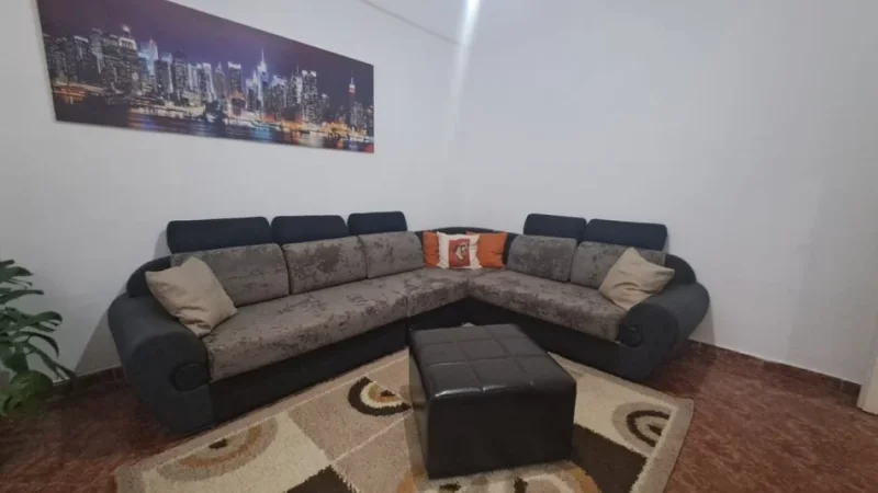Tirane, Kati i dyte i nje vile private per qira 350 € (Kupola)