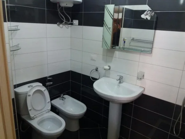 Tirane, jepet me qera apartament 1+1+Ballkon Kati 7, 70 m² 380 € (rruga Teodor Keko)