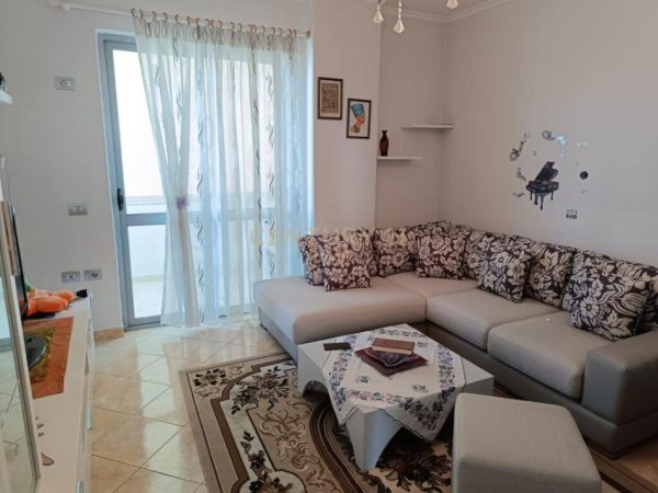 Tirane, jepet me qera apartament 1+1 Kati 1, 350 € (fresku)