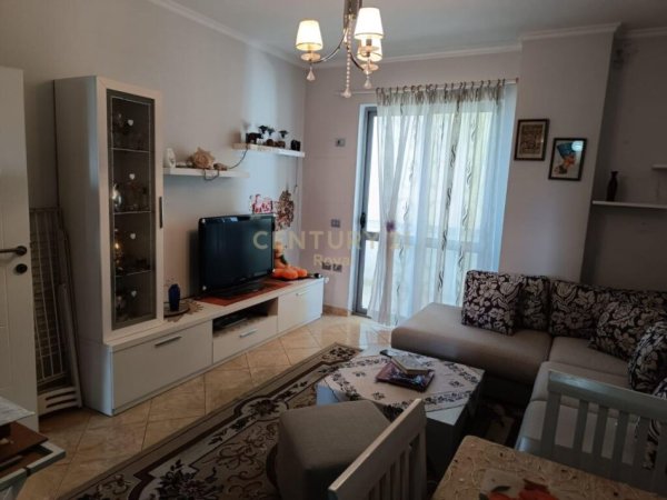 Tirane, jepet me qera apartament 1+1 Kati 1, 350 € (fresku)